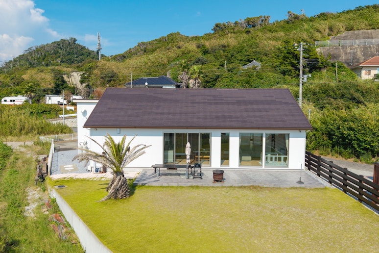 モダンで落ち着いたデザインが、自然に溶け込みながらも存在感を放つ建物。訪れるだけで特別な時間が...