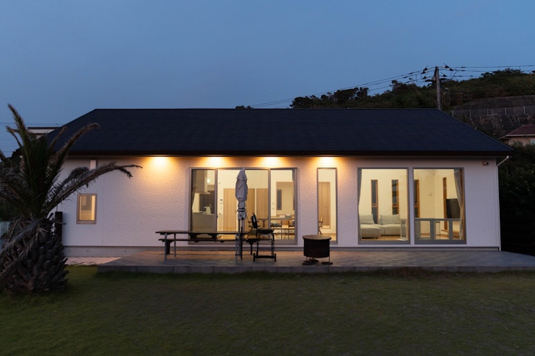 波音と潮風に包まれる夜。幻想的な雰囲気が大切な人とのひとときをより特別に彩ります。