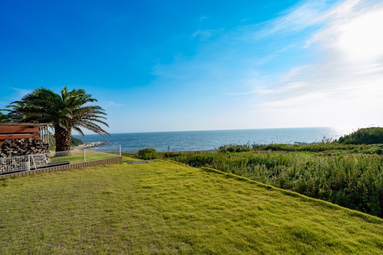 プライベートガーデンで、海の絶景を眺めながら愛犬と遊んだりBBQを楽しんだり、特別なひとときを...