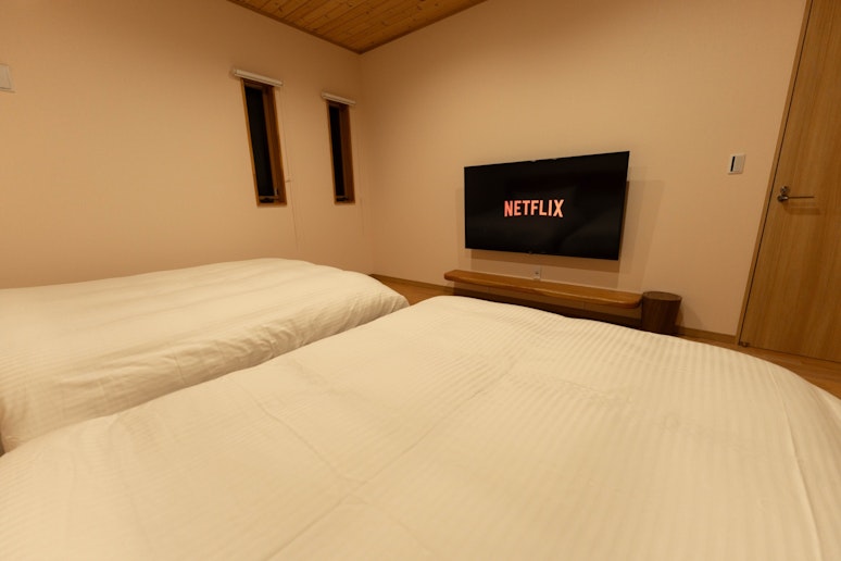 寝室には大型テレビもご用意。家族や友人と映画鑑賞なども楽しめます。