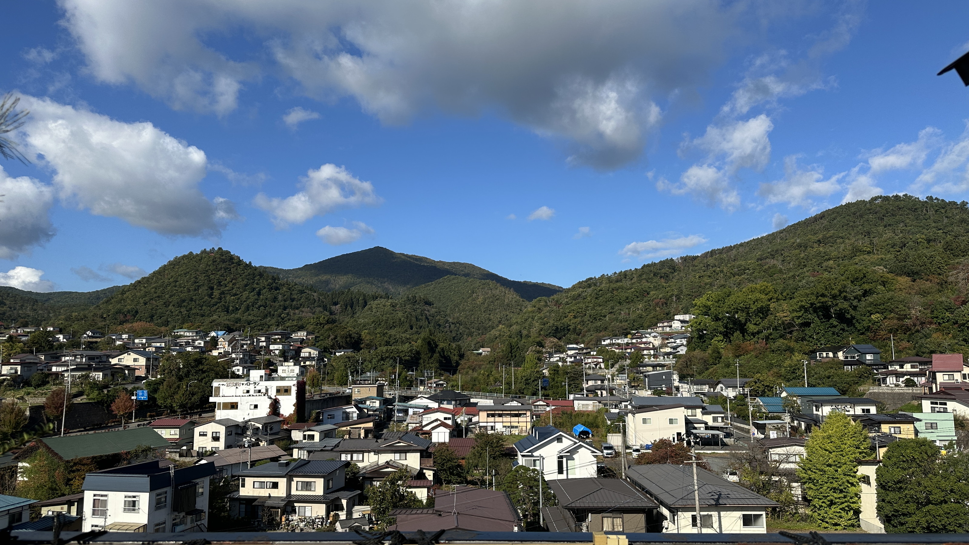 【貸し切り温泉／展望露天風呂】地上7階の展望風呂。風の匂いと四季の移り変わりが楽しめる