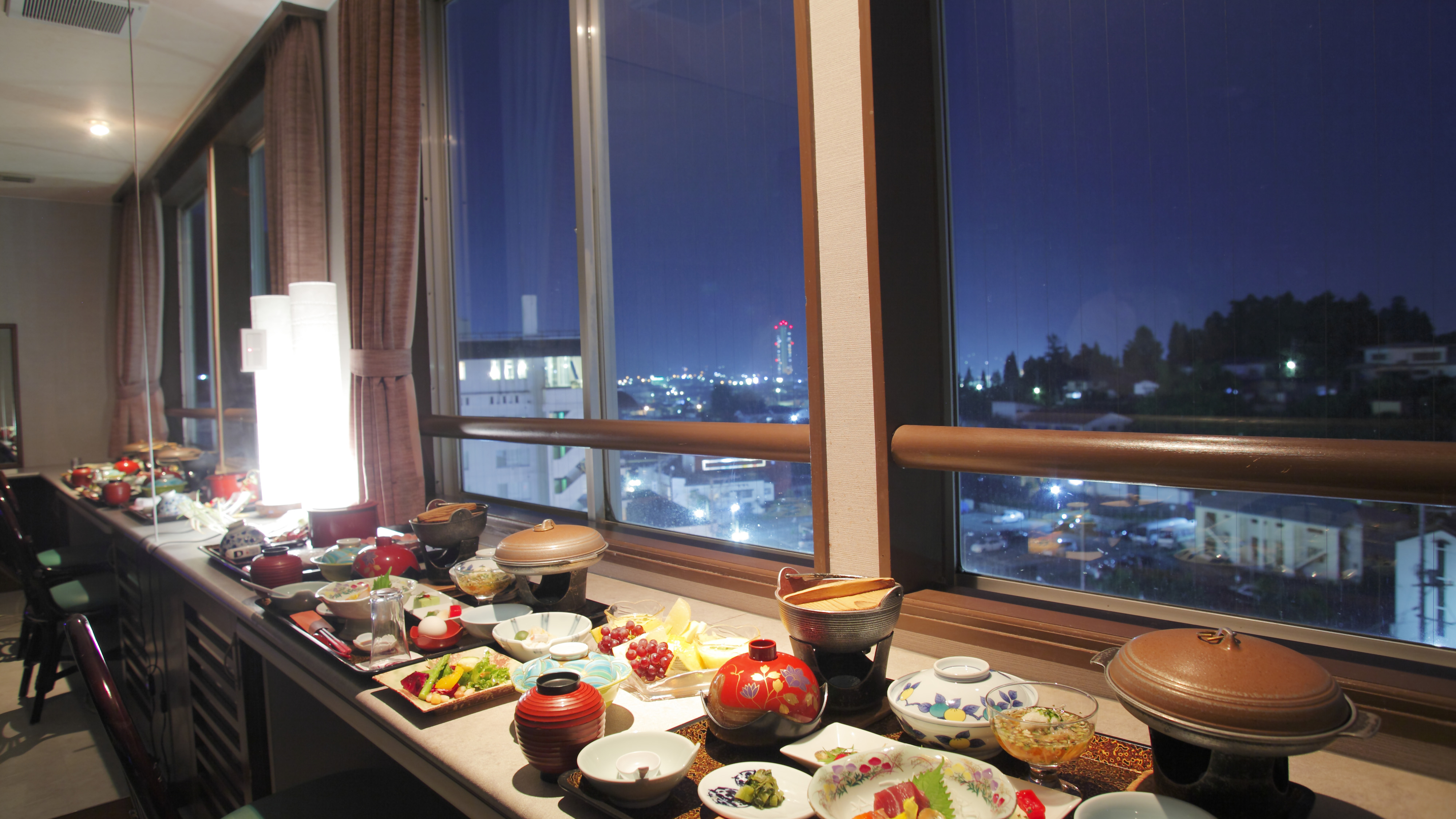 洋室ツインのお部屋は夜景を見ながらお部屋食を楽しめます☆