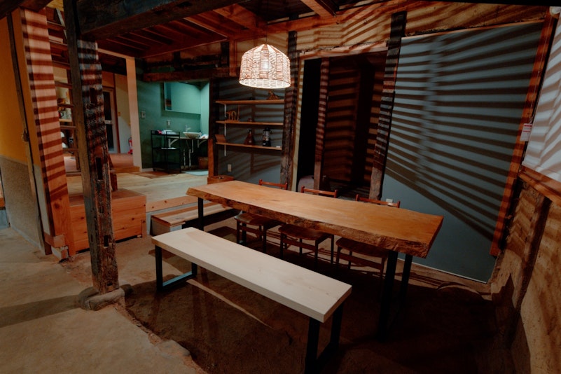 クリの一枚板テーブルは自作。檜のベンチも自作。