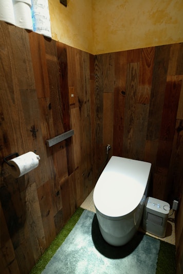 TOTO「Neorest」。自動開閉、洗浄。これも日本が誇る技術。