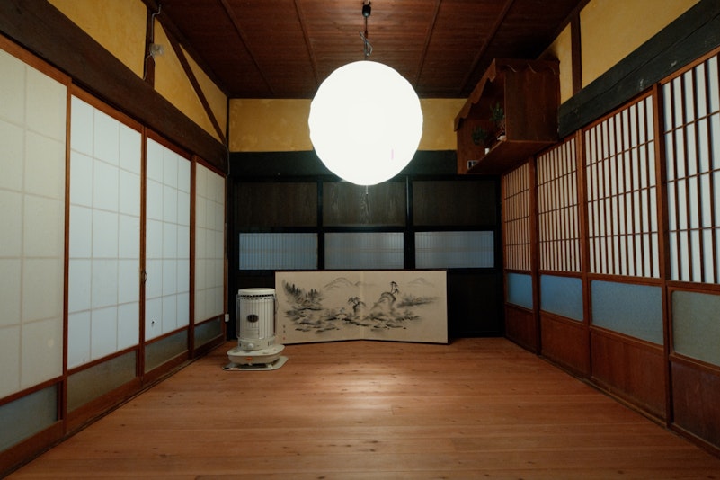 土間に面した空間。神棚はもともとあったもの。