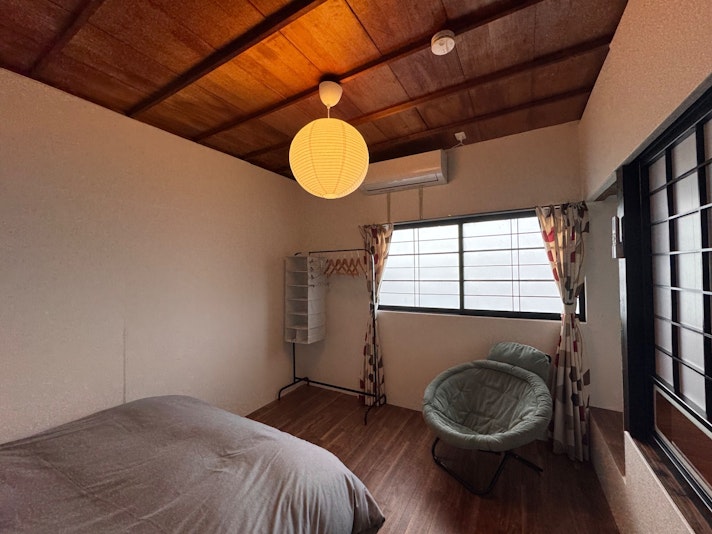 ２階寝室（１）ダブルベッド１台（最大２名様まで）