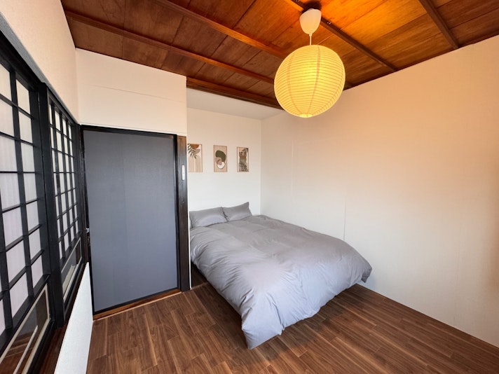 ２階寝室（１）ダブルベッド１台（最大２名様まで）