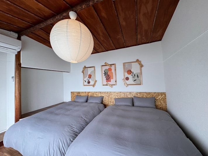 ２階寝室（２）ダブルベッド２台（最大４名様まで）