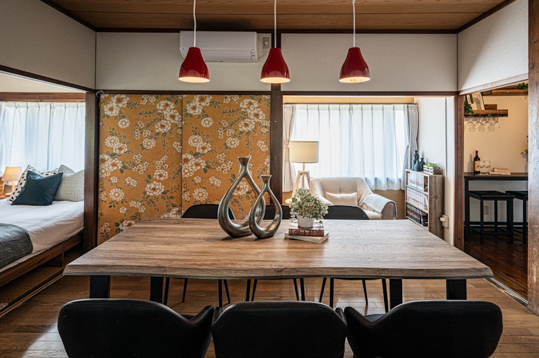 ダイニングテーブルを中心にした快適なリビングスペース。家族やグループでの食事や会話が自然と弾みます。