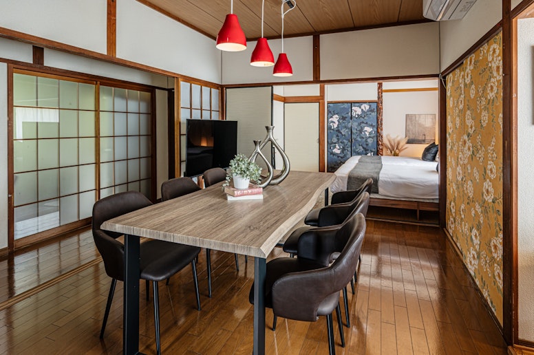 ダイニングも可、ワークデスクとしても使える広いデスク