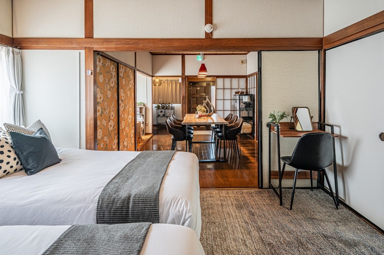 寝室からリビングへとつながる開放的な設計。