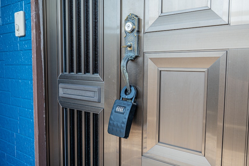 ドアにはセキュリティボックスを完備。チェックインは非対面でスムーズに行え、到着時間を気にせず安...