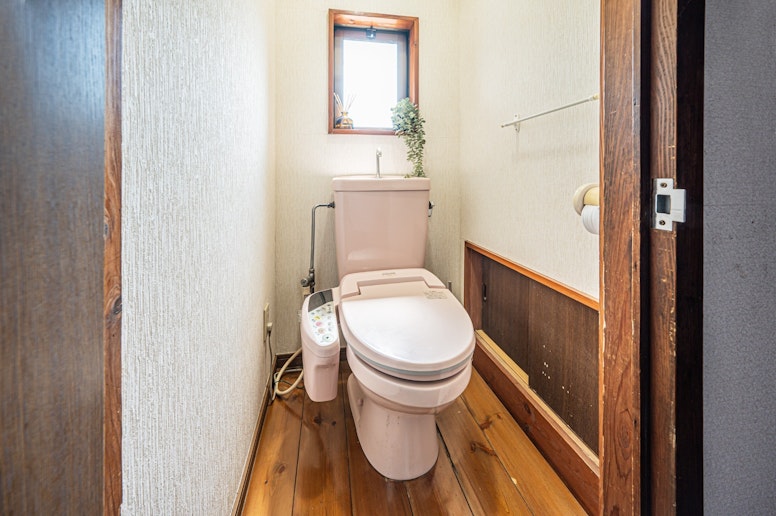 清潔感のあるトイレ。ウォシュレット付きで快適にご利用いただけます。