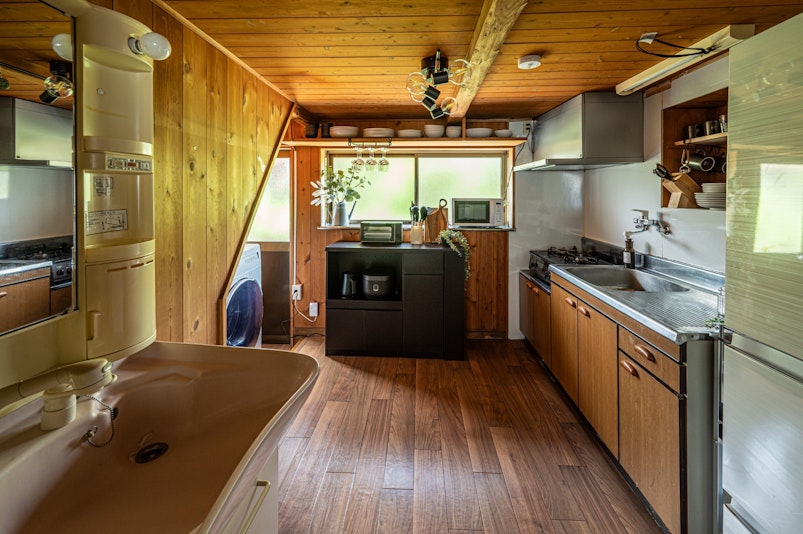 木の温もりを感じるフルキッチン。