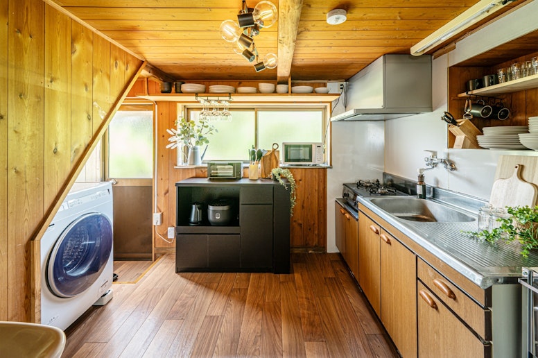 広々としたキッチンに加え、洗濯機も完備。長期滞在や家族旅行にも安心の設備が揃っています。