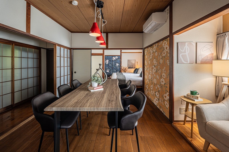 障子や欄間が美しい和の雰囲気の中で、スタイリッシュなダイニングテーブルが映える空間。特別な食事...