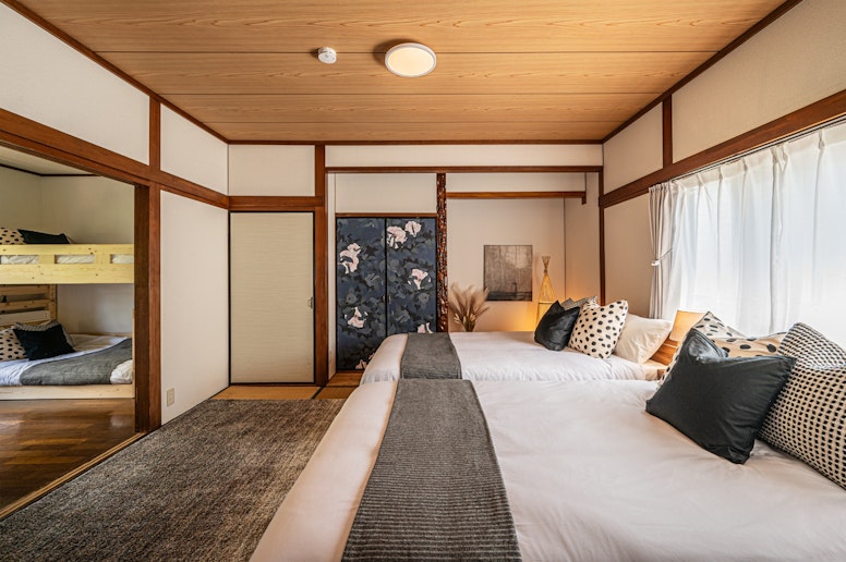 和室の趣を残しつつ、快適なベッドを設置。