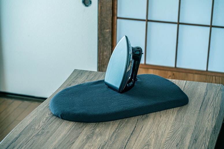 宿泊者のために用意されたアイロン。長期滞在や出張利用でも安心してご利用いただけます。