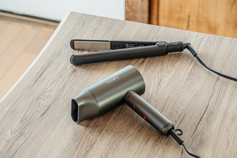 ドライヤーとヘアアイロンを用意。観光やお出かけの前に、身だしなみをしっかり整えられます。