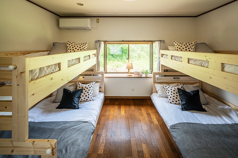 窓から自然光が差し込む二段ベッドのお部屋。お子様連れやグループ滞在にぴったりのファミリーフレン...