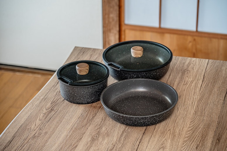 鍋やフライパンなど、料理に必要な調理器具を完備。