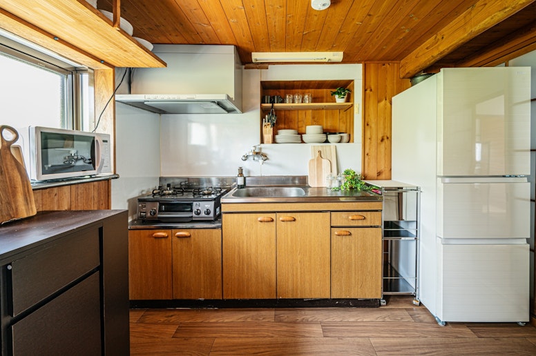 広々としたキッチンには冷蔵庫・ガスコンロ・電子レンジを完備。