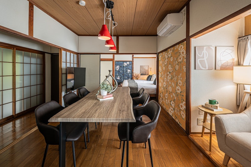 畳と障子を取り入れた和の空間に、モダンなダイニングセットを配置。グループでの団らんや特別なディ...