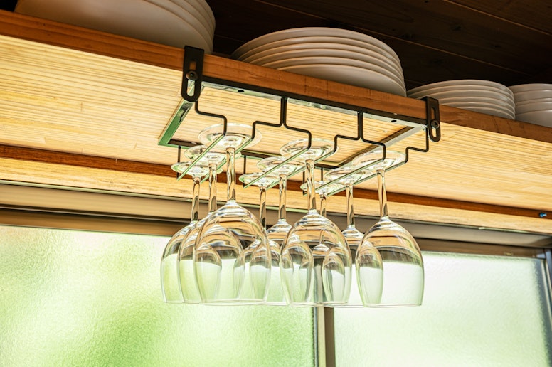 吊り下げ式のワイングラスラック付き。