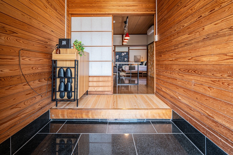 木のぬくもりに包まれた和風玄関。
