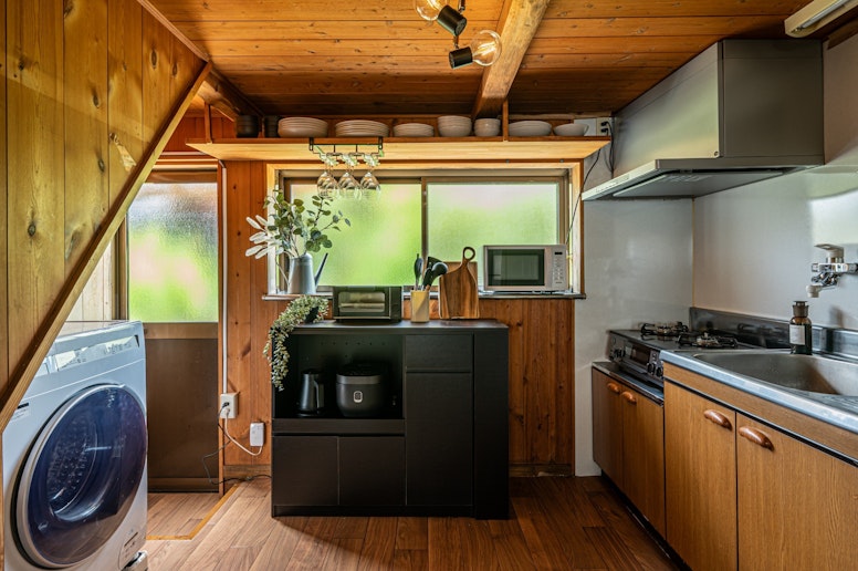 電子レンジ、オーブントースター、コーヒーメーカーなど家電が充実したキッチン。