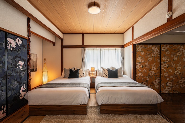 和室ならではの落ち着きに、モダンなベッドを配置。快適さと情緒を兼ね備えた寝室です。