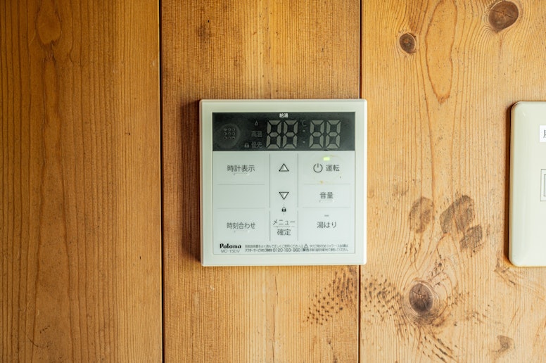 お風呂の温度調整や追い焚きができる便利なパネル。