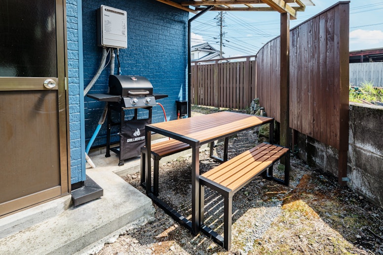 屋根付きの屋外テーブルセット。BBQを楽しんだり、自然の風を感じながらくつろぐことができる特別...