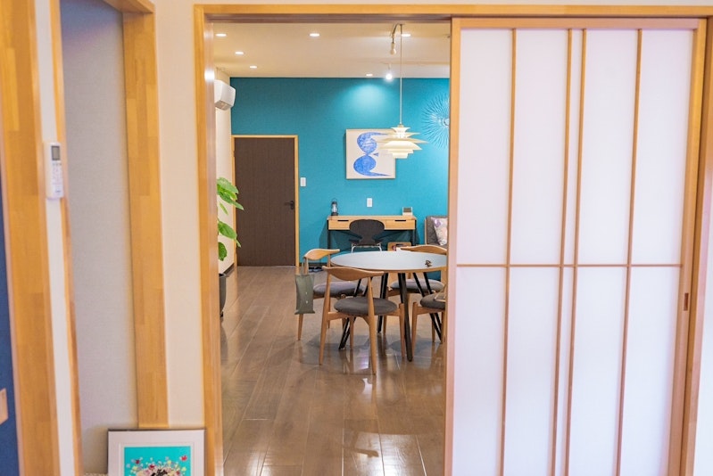 和室から見たリビングルーム