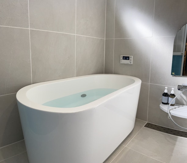 　広々とした清潔なバスルーム