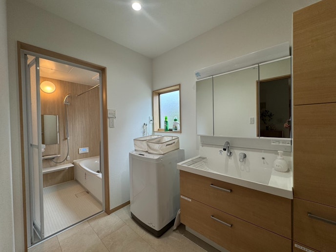 洗濯機があります。乾燥機能はありません。