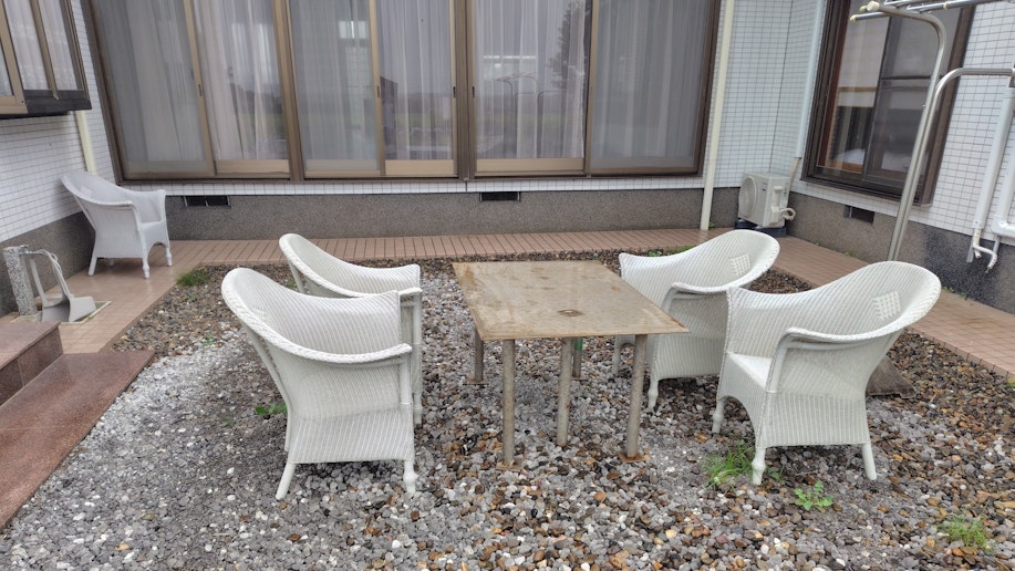 屋外スペース、横に水道あり