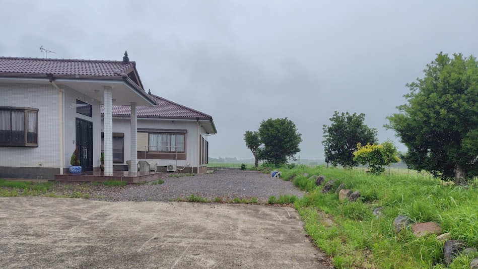 正面の門を開けて入った風景