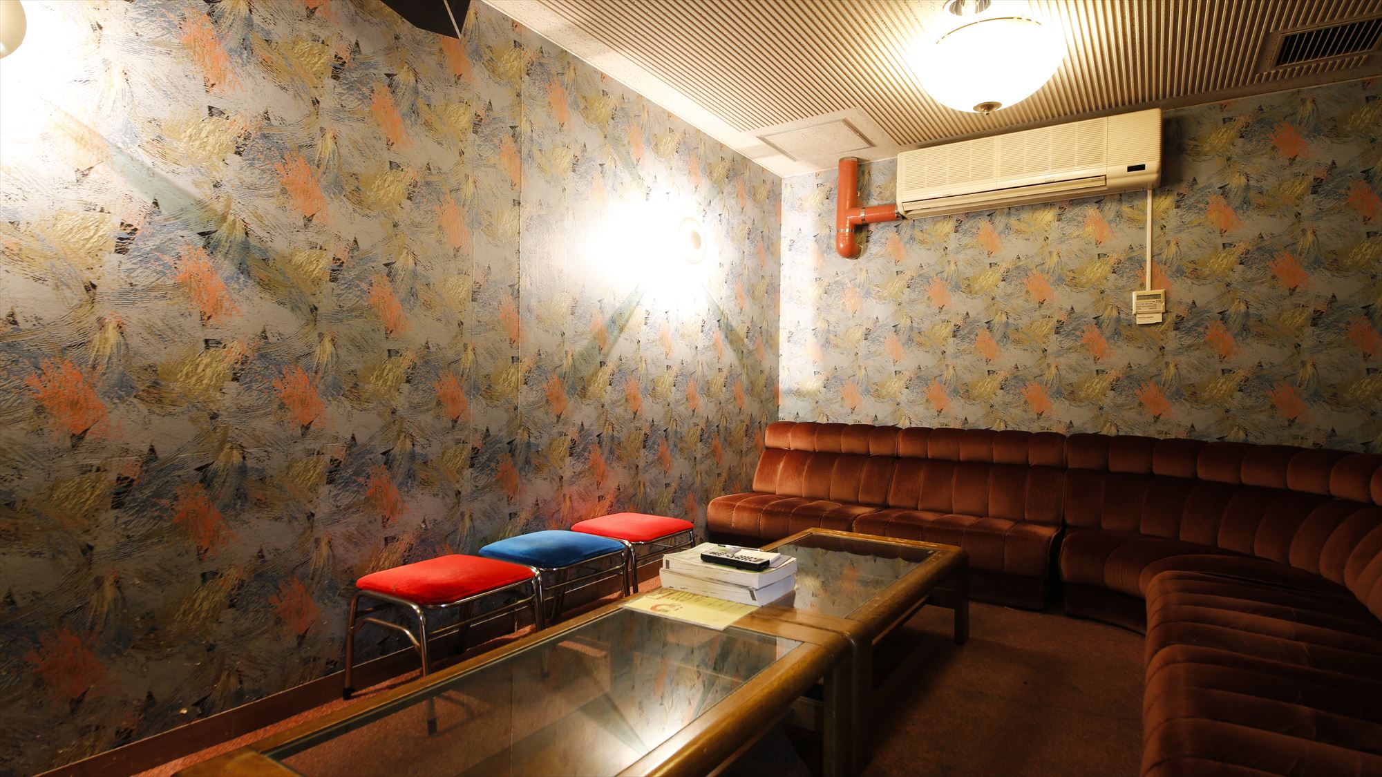 カラオケルーム　喝采