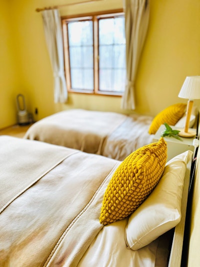 優しいクリームイエローの寝室