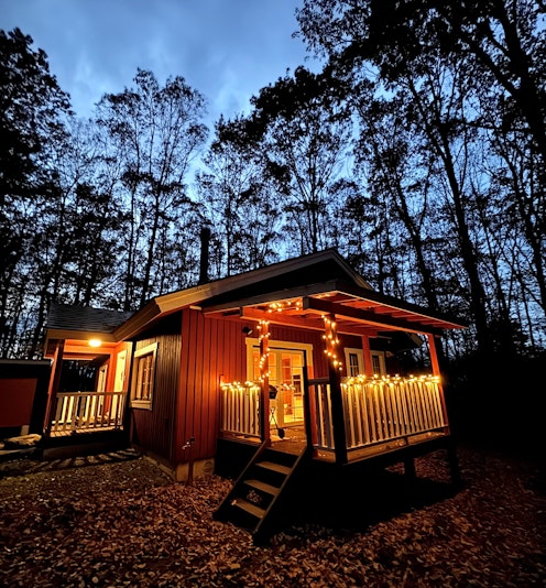 屋根付きウッドデッキで夜の語らい