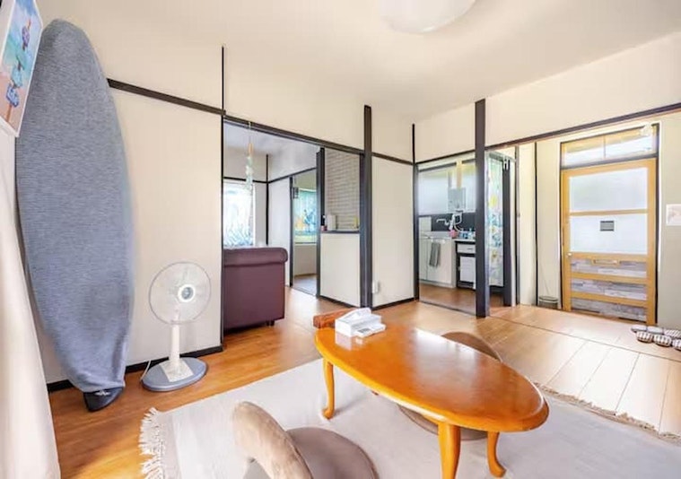 BBQもできる中庭と一続きのリビング