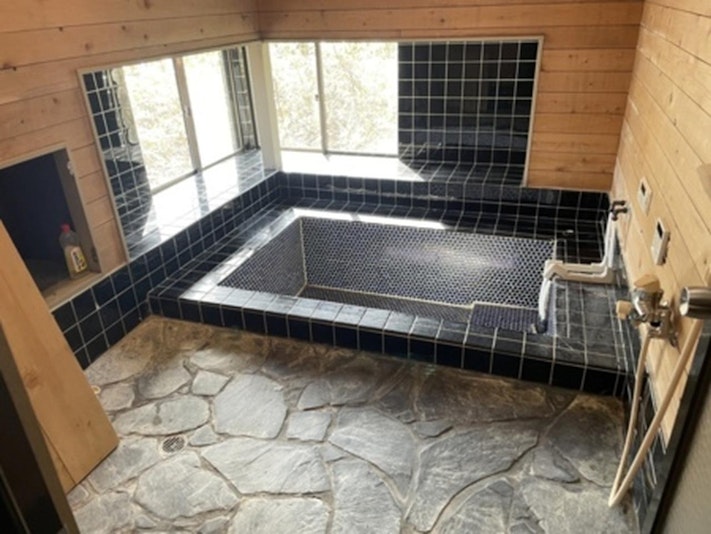 浴室(大人３人横になれる広い浴槽です)