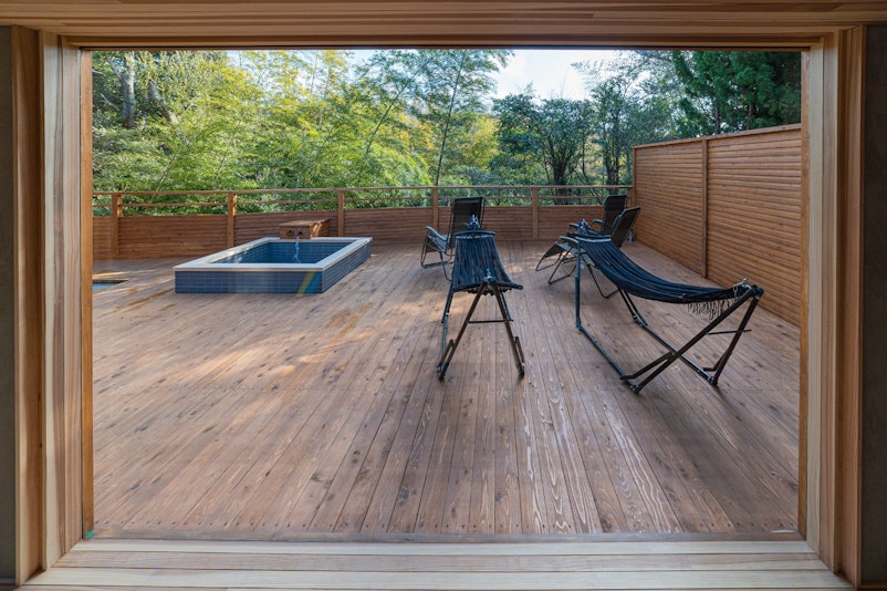 サウナ室から見えるのは絵画のような景色