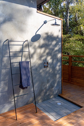 サウナ室の目の前には温水も出るオーバーヘッドシャワー完備