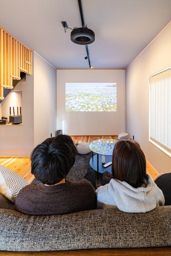 大きなプロジェクター完備で動画や映画をお楽しみ頂けます