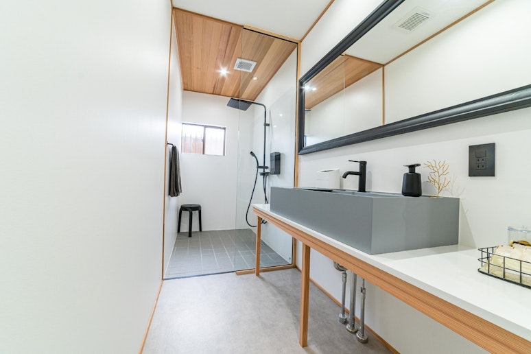 オーバーヘッドシャワーをお楽しみください（屋内シャワー）