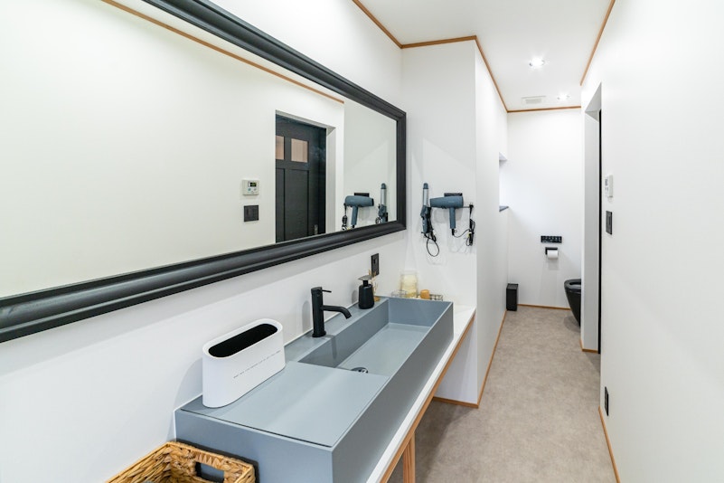 開放感のある広い洗面所とトイレ