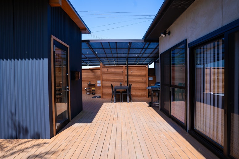 屋根があり雨でもBBQ可能