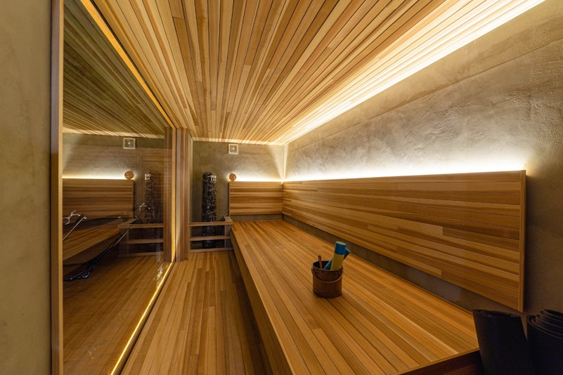 優しくライトアップされた夜のサウナ